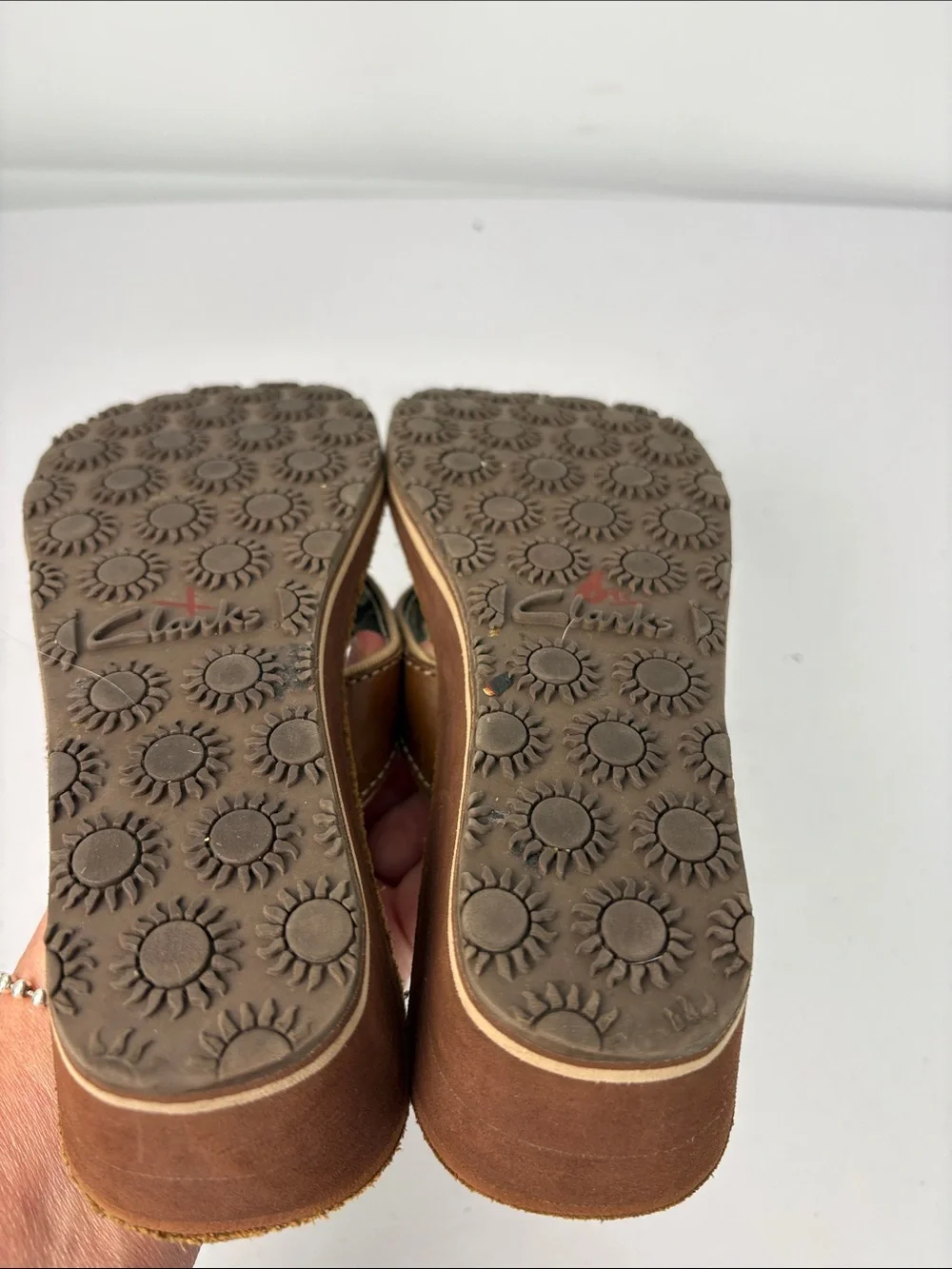 🍴Clarks Brown Tan Leather Thong Sandals